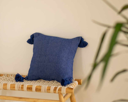 Housse de coussin bleu à pompom