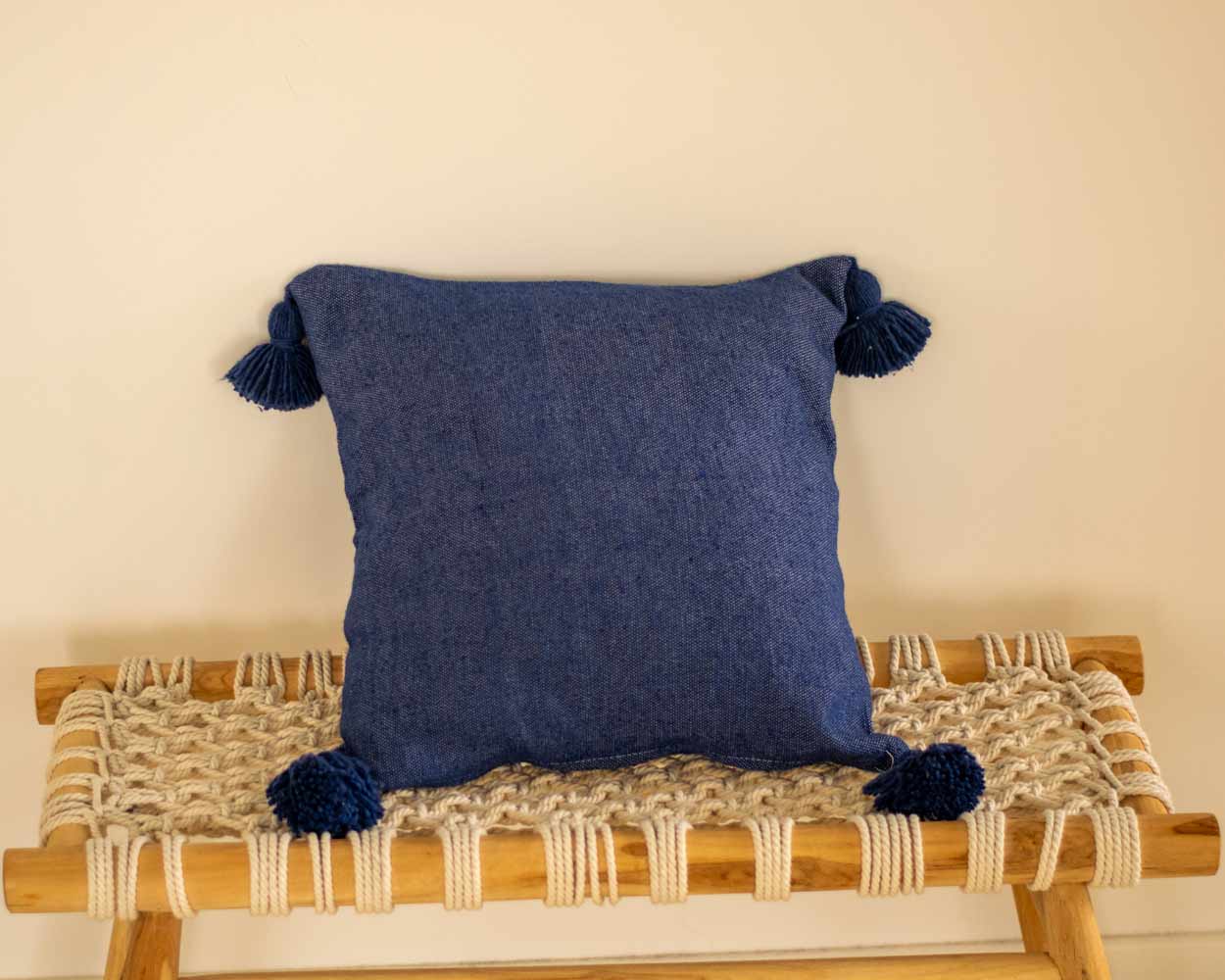 Housse de coussin bleu à pompom