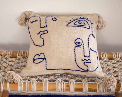 Housse de coussin beige motifs brodés bleus