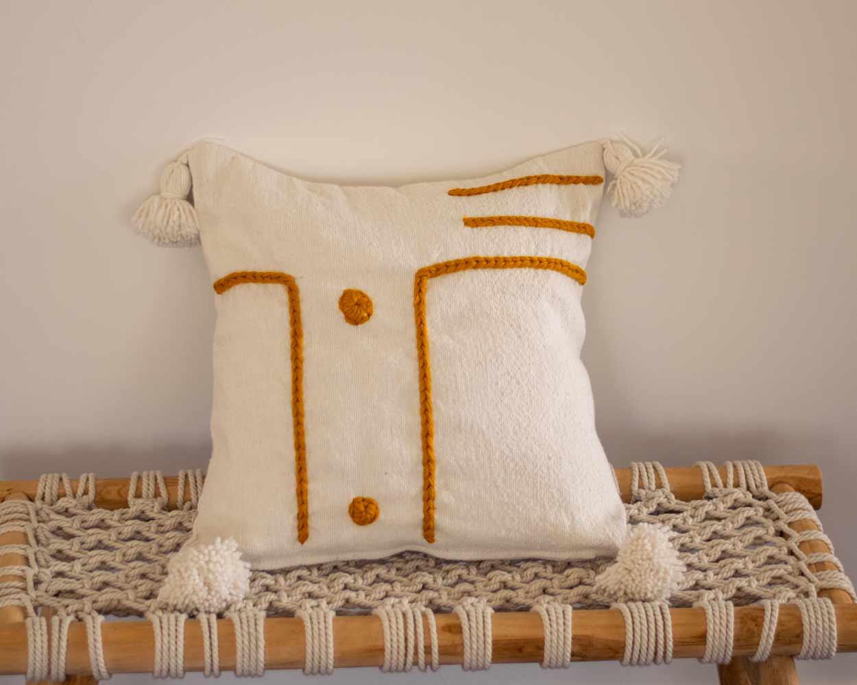 Housse de coussin formes brodées jaune